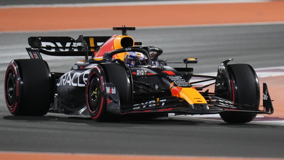 KK41 Lusail - Na snímke holandský jazdec F1 Max Verstappen z Red Bullu na trati počas kvalifikácie na Veľkú cenu Kataru 6. októbra 2023. FOTO TASR/AP
Red Bull driver Max Verstappen of the Netherlands in action during the qualifying for the Qatar Formula One Grand Prix at the Lusail International Circuit, in Lusail, Qatar, Friday, Oct. 6, 2023. (AP Photo/Darko Bandic)