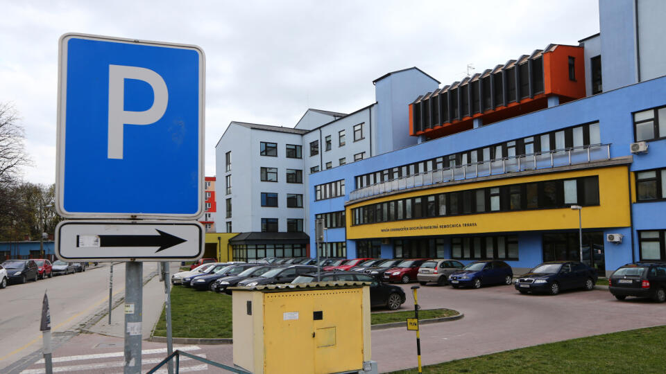 Bezplatné parkoviská pri nemocnici v Trnave.