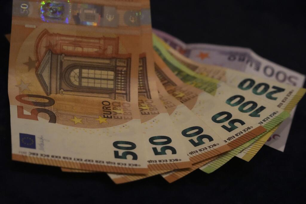 WA 49 archív Mníchov - Na archívnej snímke z 30. marca 2022 bankovky v nominálnej hodnote 50, 100, 200 a 500 eur sú položené na stole v Mníchove.  Inflácia v eurozóne sa marci zrýchlila a dostala sa na nový rekord. Index spotrebiteľských cien medziročne stúpol o 7,5 % po náraste o 5,9 % vo februári, uviedol európsky štatistický úrad Eurostat vo svojom rýchlom odhade. Motorom inflácie bol prudký nárast cien energií, ktoré vyskočili o 44,7 %. FOTO TASR/AP
 

FILE - Euro banknotes lie on a table in