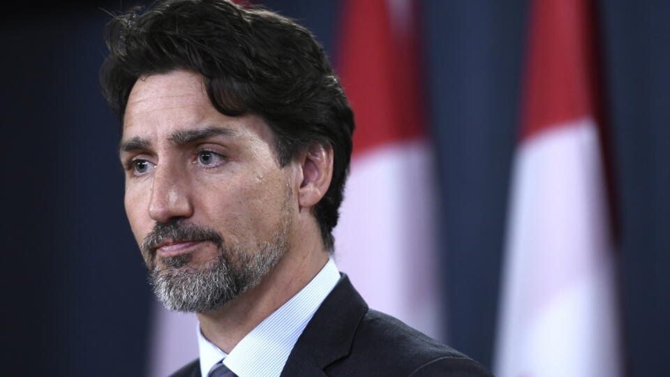 WA 15 Ottawa - Kanadský premiér Justin Trudeau reční na tlačovej konferencii v Ottawe 11. januára 2020. Trudeau v sobotu vyzval Irán na úplné a transparentné vyšetrenie zostrelenia ukrajinského lietadla Boeing 737, ku ktorému došlo v stredu ráno pri Teheráne. Stalo sa tak v Trudeauovom telefonickom rozhovore s iránskym prezidentom Hasanom Rúháním.Trudeau v sobotu pred novinármi uviedol, že prevzatie zodpovednosti za zostrelenie lietadla zo strany Teheránu je dôležitým krokom.  V lietadle, ktoré 