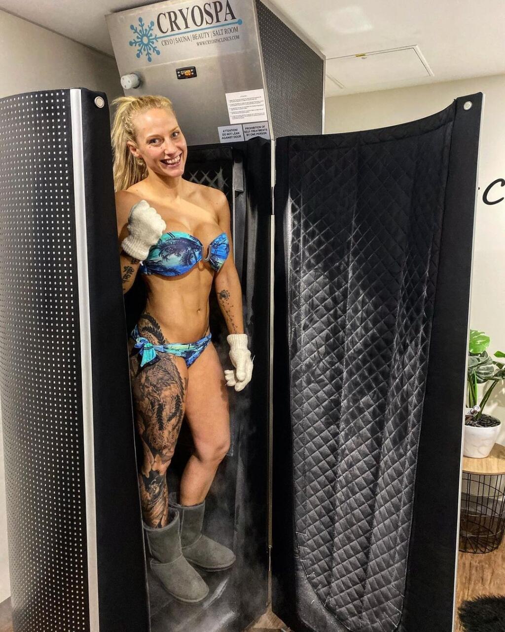 Sexi boxerka rada dráždi fanúšikov svojimi bujnými krivkami, v ktorých sa vynímajú najmä jej veľké prsia.