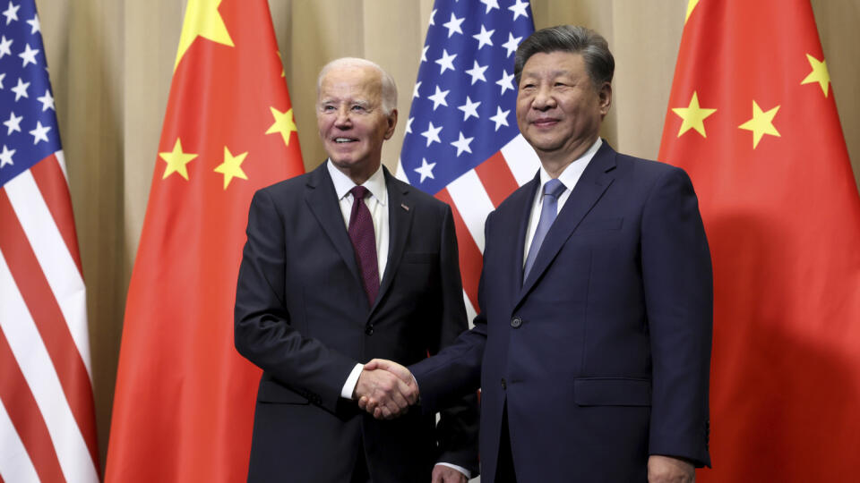 KK44 Lima - Americký prezident Joe Biden (vľavo) a čínsky prezident Si Ťin-pching si podávajúruky počas bilaterálneho stretnutia v Lime 16. novembra 2024. FOTO TASR/AP
President Joe Biden shakes hands with Chinese President Xi Jinping before a bilateral meeting, Saturday, Nov. 16, 2024, in Lima, Peru. (Leah Millis/Pool Photo via AP)