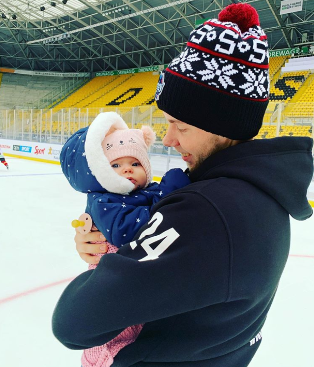 Reprezentačný útočník Sukeľ zobral svoju malú dcérku aj na ľad počas nedávneho zápasu pod holým nebom v Drážďanoch, kde si jeho pražská Sparta zmerala sily s Litvínovom.