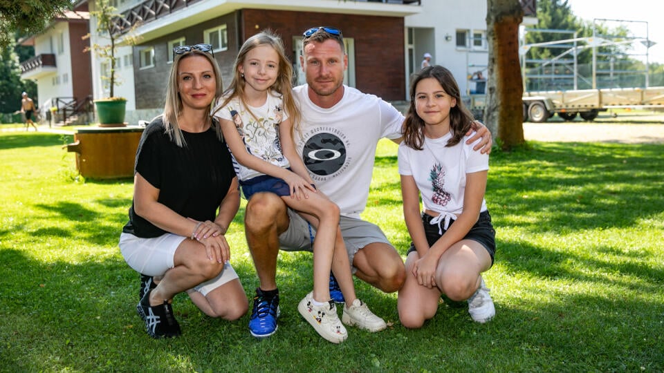 Erik Vlček s manželkou Denisou a dcérami Larou a Sárou.
