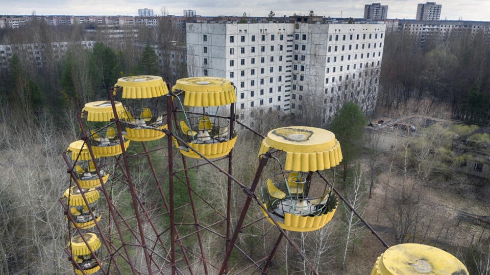 KK62 Pripiať - Na snímke opustený kolotoč v parku v opustenom meste Pripiať, ktoré sa nachádza 3 kilometre od jadrovej elektrárne v Černobyle pred blížiacim sa 35. výročím jadrovej havárie v Černobyle. Dňa 26. apríla 1986 sa v atómovej elektrárni v Černobyli stala najhoršia havária v histórii mierového využitia jadrovej energie. V priebehu testu nového bezpečnostného systému vtedy došlo k prehriatiu a následnej explózii reaktora a do vzduchu sa uvoľnil rádioaktívny mrak. Ten sa vyskytoval niele