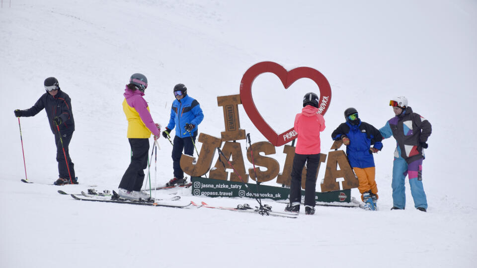 Na snímke lyžiari v stredisku Jasná Nízke Tatry v utorok 21. decembra 2021. FOTO TASR - Miroslava Mlynárová