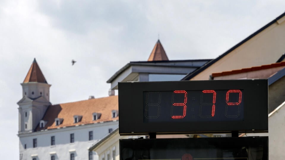 Na snímke digitálny teplomer ukazuje 37 stupňov Celzia na Obchodnej ulici v Bratislave 14. augusta 2024. FOTO TASR - Dano Veselský