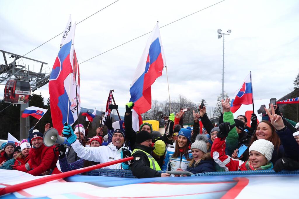 Spontánna Petra Vlhová preskočila zábrany a radovala sa so slovenskými fanúšikmi.