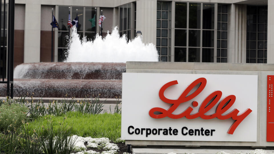KK24 Indianapolis - Na archívnej snímke z 26. apríla 2017 sídlo farmaceutického koncernu Eli Lilly v americkom Indianapolise. Americký farmaceutický koncern Eli Lilly zaznamenal v závere roka 2020 výrazný rast zisku, k čomu prispel zvýšený dopyt po onkologických liekoch a liekoch pre pacientov s cukrovkou. Čiastočne však výsledky zlepšil aj dopyt po lieku na ochorenie COVID-19 s názvom Bamlanivimab. FOTO TASR/AP
FILE- In this April 26, 2017, file photo shows the Eli Lilly and Co. corporate head