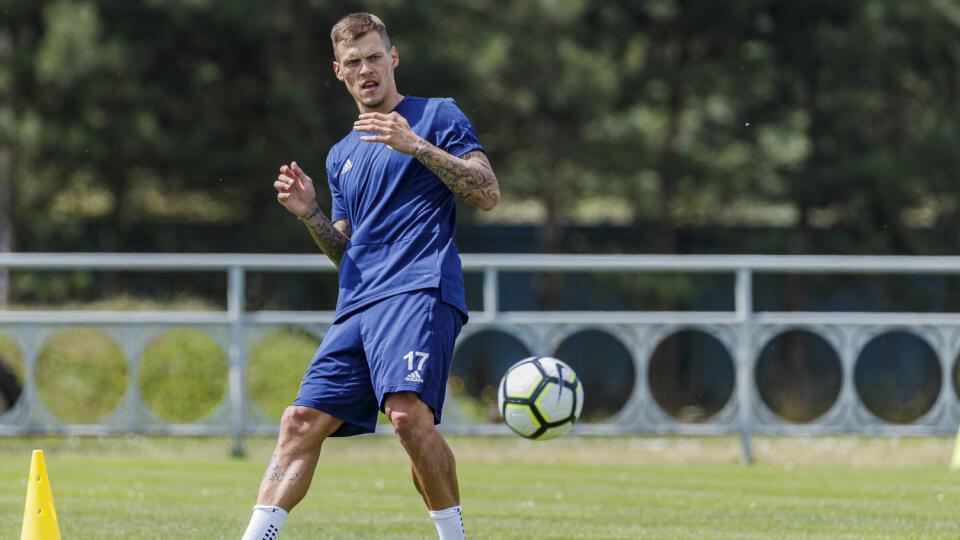 Bývalý slovenský futbalový reprezentant Martin Škrteľ sa individuálne pripravuje na novú sezónu na ihrisku Slovana Nemšová. V týchto dňoch prebiehajú rokovania medzi jeho agentom a klubmi o Škrteľovom ďalšom pôsobení.