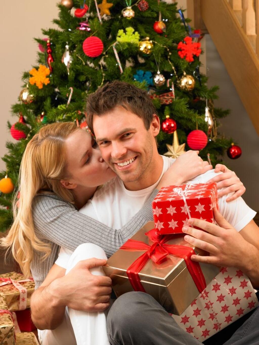 Новый год с бывшим мужем. Подарок " мужчине". Мужчина дарит подарок. Фотосессия с подарками пара. Муж и жена новый год.