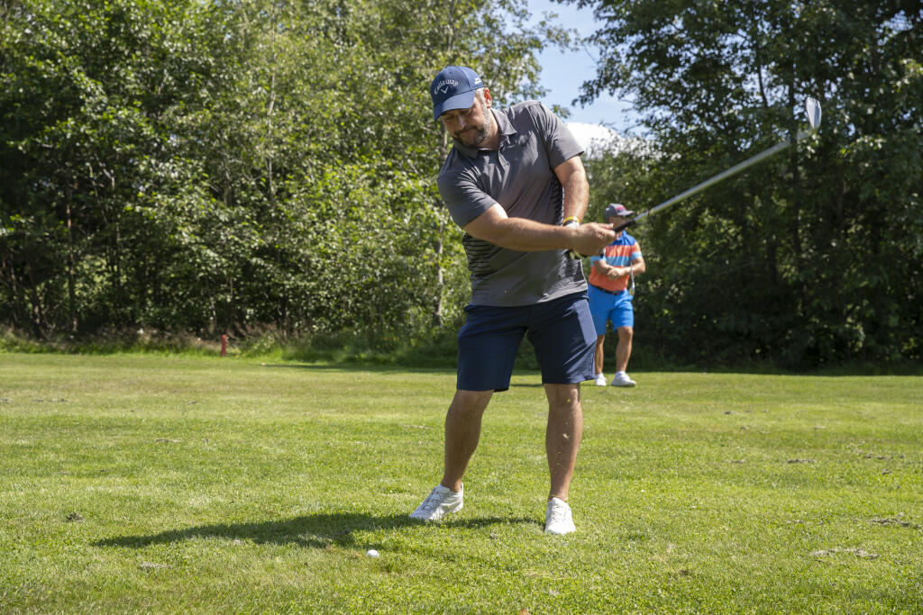 Na golfovom turnaji si zahrali nielen hokejové legendy a Rory Sabbatini, ale aj známi herci. Na fotke Martin Mňahončák.