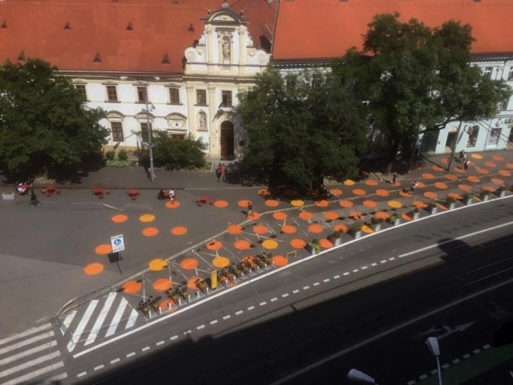 Podobne pomaľované ako Komenského námestie, je aj námestie SNP, len farby a tvary sú iné.