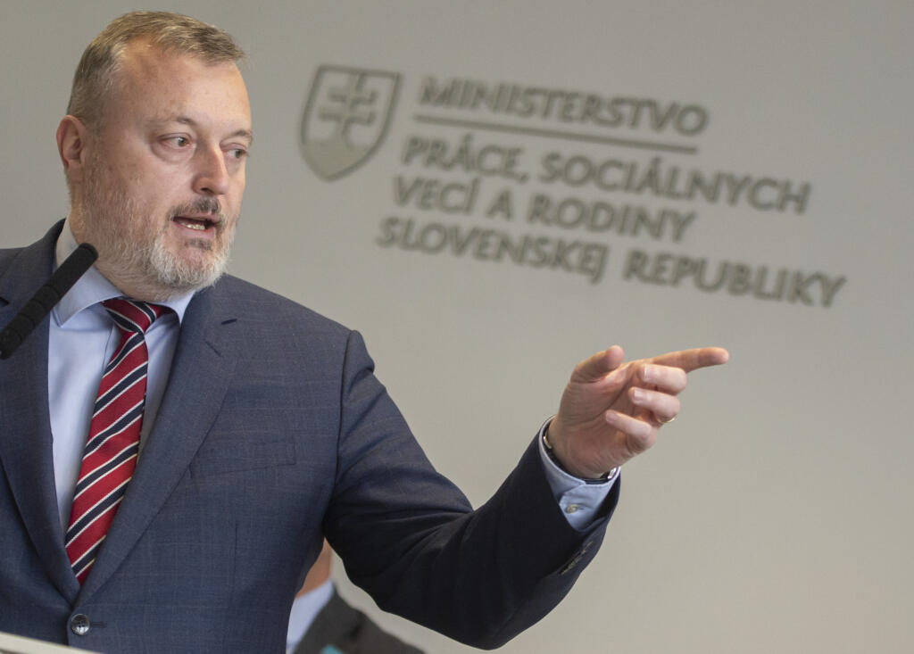 Na snímke minister práce, sociálnych vecí a rodiny SR Milan Krajniak počas tlačovej konferencie na tému spolupráca v súvislosti s utečeneckou krízou 27. apríla 2022 v Bratislave. FOTO TASR - Martin Baumann
