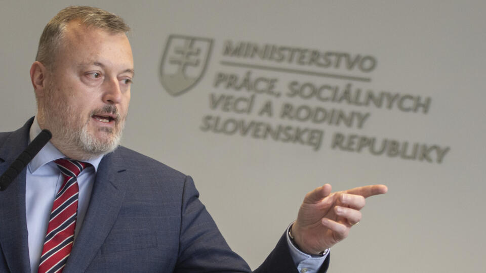 Na snímke minister práce, sociálnych vecí a rodiny SR Milan Krajniak počas tlačovej konferencie na tému spolupráca v súvislosti s utečeneckou krízou 27. apríla 2022 v Bratislave. FOTO TASR - Martin Baumann