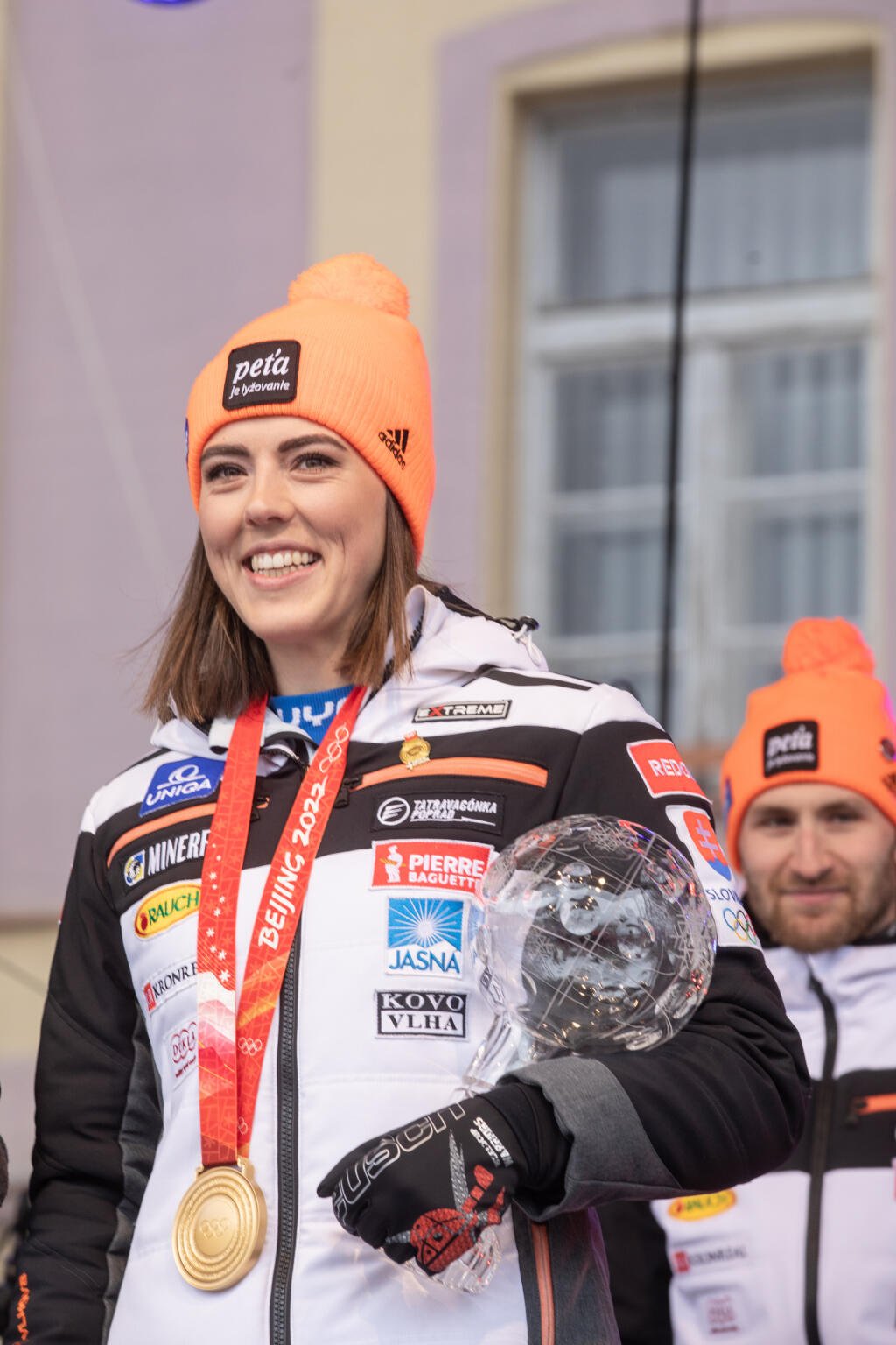 Na snímke je slovenska lyžiarka Petra Vlhová ktorá sa lúčila s úspešnou sezónou na námestí v Liptovskom Mikuláši. Oslávila olympijské zlato z Pekingu a zisk malého glóbusu za slalom v seriáli Svetového pohára.