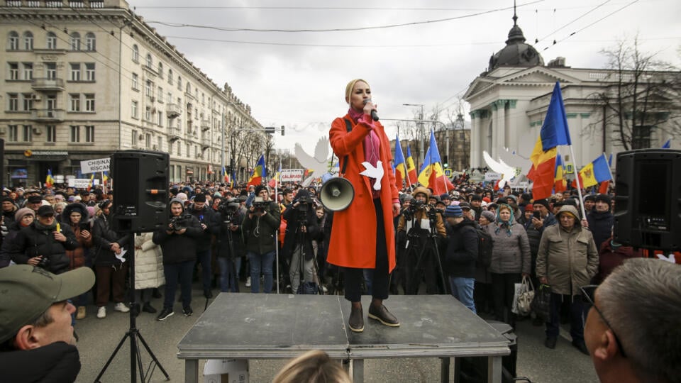 WA 38 Kiszyniów – Marina Tauber, wiceprzewodnicząca prorosyjskiej partii Šor, przemawia podczas antyrządowego wiecu grupy Ruch dla Ludu w stolicy Mołdawii, Kiszyniowie, wtorek, 28 lutego 2023 r. rajd został wywołany obawami przed wzrostem niepokojów.  Tysiące demonstrantów domagało się, aby nowy prozachodni rząd Mołdawii w pełni poparł zimowe rachunki za energię obywateli oraz aby 