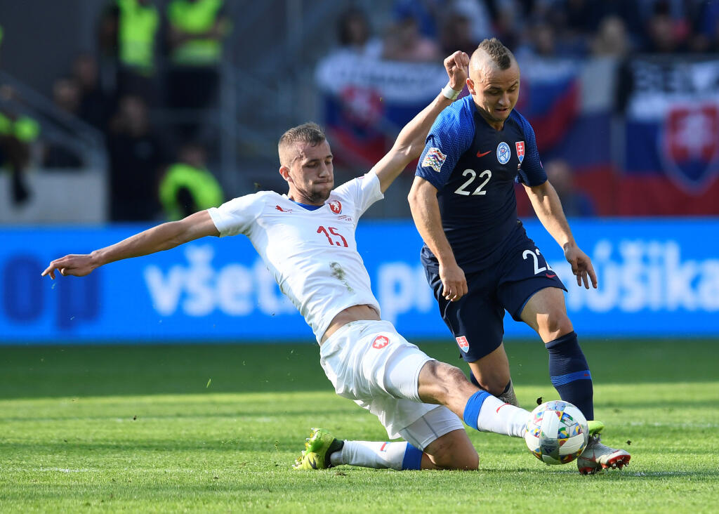 „Na tému trénera Kozáka sa nebudem vyjadrovať, iba k téme zápasu so Švédskom. My budeme pokračovať tak, ako sme pokračovali. Sme profesionáli, vo futbale sa stáva, že tréneri prichádzajú a odchádzajú, takže my sa normálne budeme pripravovať na zápas a snažiť sa hrať čo najlepšie. A vyhrať. Výkon najmä v prvom polčase proti Čechom nebol optimálny a budeme sa snažiť napraviť to. A urobiť čo najlepší dojem z hry aj výsledku," povedal o Kozákovom konci Lobotka, jeden z tých, ktorých extréner reprezentácie podrobil kritike.