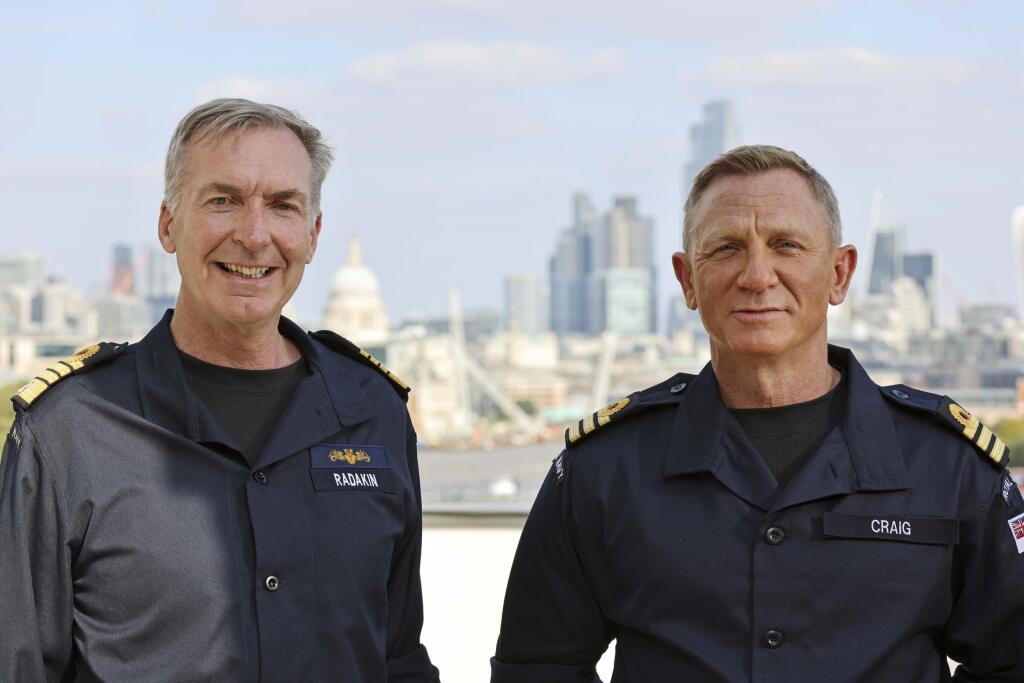 Britský herec Daniel Craig (vpravo), ktorý sa preslávil úlohou filmového agenta 007 Jamesa Bonda, sa stal čestným veliteľom britského Kráľovského námorníctva v Londýne v stredu 22. septembra 2021.
