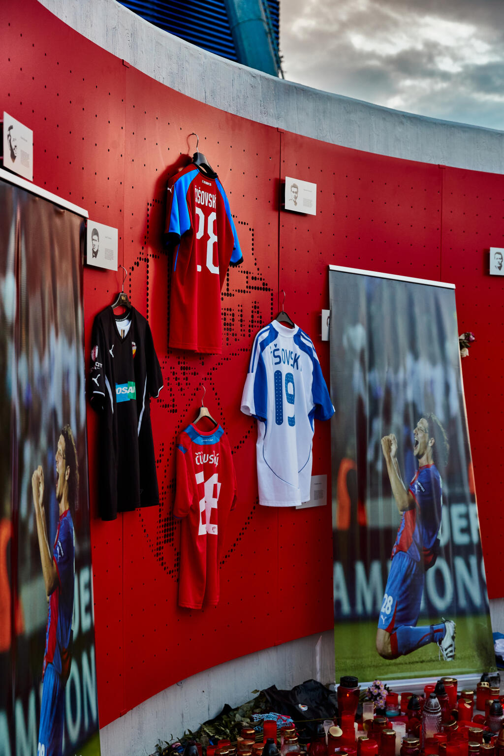 Na snímke pietne miesto na štadióne Dosan Aréna v Plzni, kam mohli fanúšikovia FC Victoria Plzeň prísť vzdať hold pamiatke zosnulého slovenského futbalového reprezentanta, Mariána Čišovského, ktorý podľahol neliečiteľnej chorobe ALS.