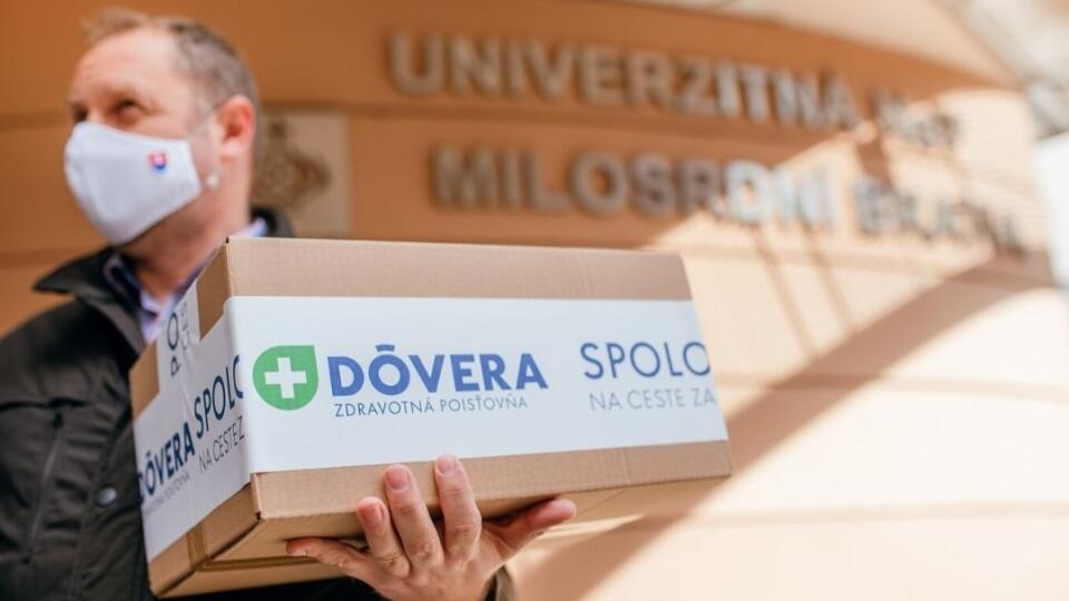 Penta a Dôvera darovali zdravotníkom tisíce respirátorov a rúšok.