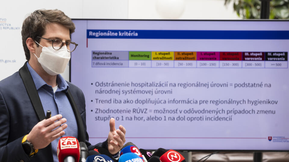 Na snímke riaditeľ Inštitútu zdravotných analýz Matej Mišík počas tlačovej konferencie k opatreniam v súvislosti s COVID-19. FOTO TASR - Jaroslav Novák