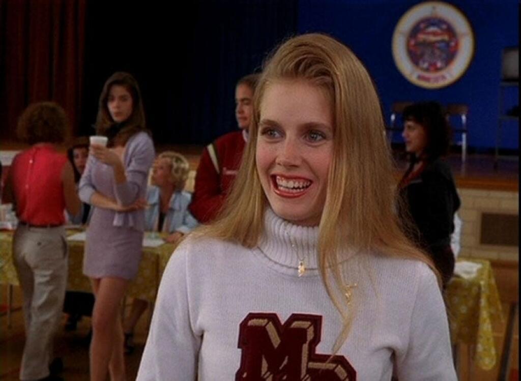 Amy Adams (47): Krása na zabitie (1999): Táto kultová komédia popri rolách Kirsten Dunst, Kirstie Alley či Denise Richards prináša aj debutovú Amy Adams v koži váhavej a sexi súťažiacej, ktorá dominuje každej scéne.