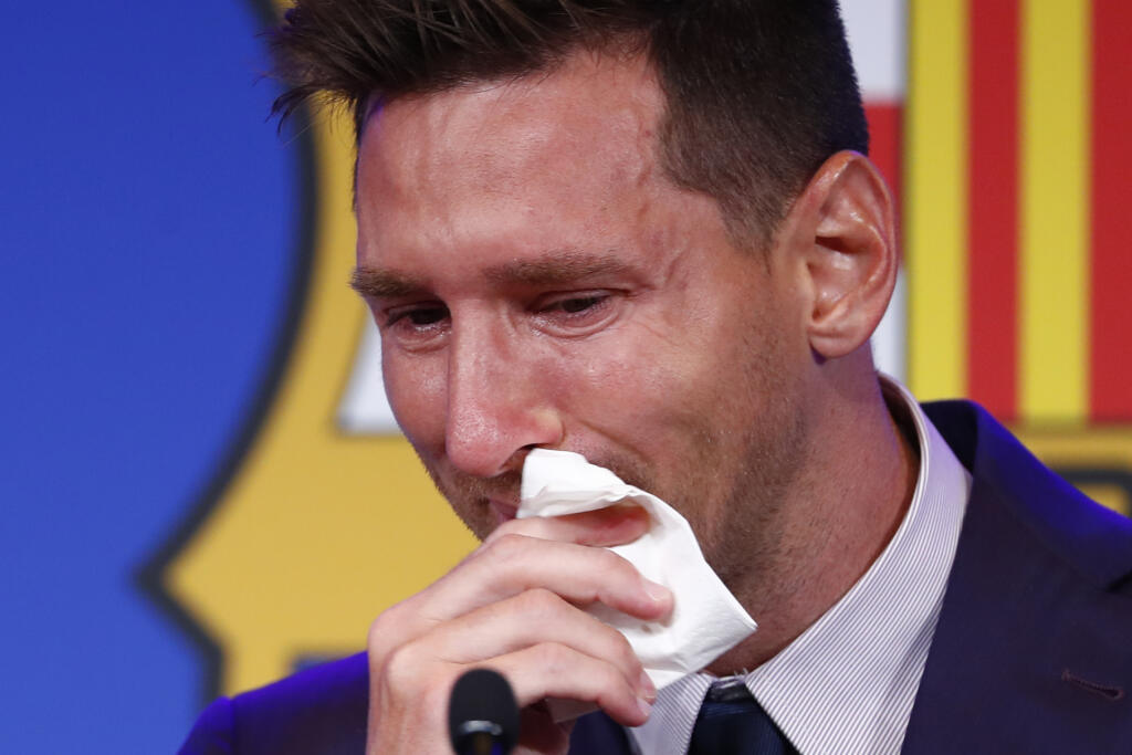 Lionelom Messim na rozlúčkovej tlačovke lomcovali emócie a pri odchode z Barcelony si poplakal. Teraz za jeho použitú vreckovku ľudia na internete ponúkajú šialené peniaze.