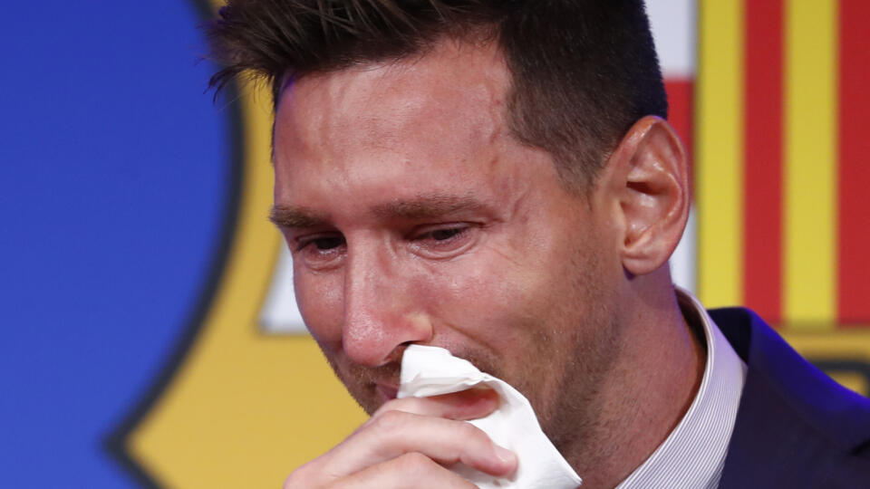 JB 51 Barcelona - Argentínsky futbalista Lionel Messi plače pred začiatkom tlačovej konferencie v Barcelone 8. augusta 2021. Messi v nedeľu na tlačovej konferencii potvrdil odchod z FC Barcelona, v ktorého drese pôsobil celú doterajšiu profesionálnu kariéru. Pred novinármi iba s ťažkosťou zadržiaval slzy. Tridsaťštyriročný Messi pripustil, že jeho nový klub bude Paríž St. Germain. Barcelona si už pre veľké dlhy a sprísnenú finančnú politiku La ligy dlhoročného lídra nemohla ďalej dovoliť. FOTO T