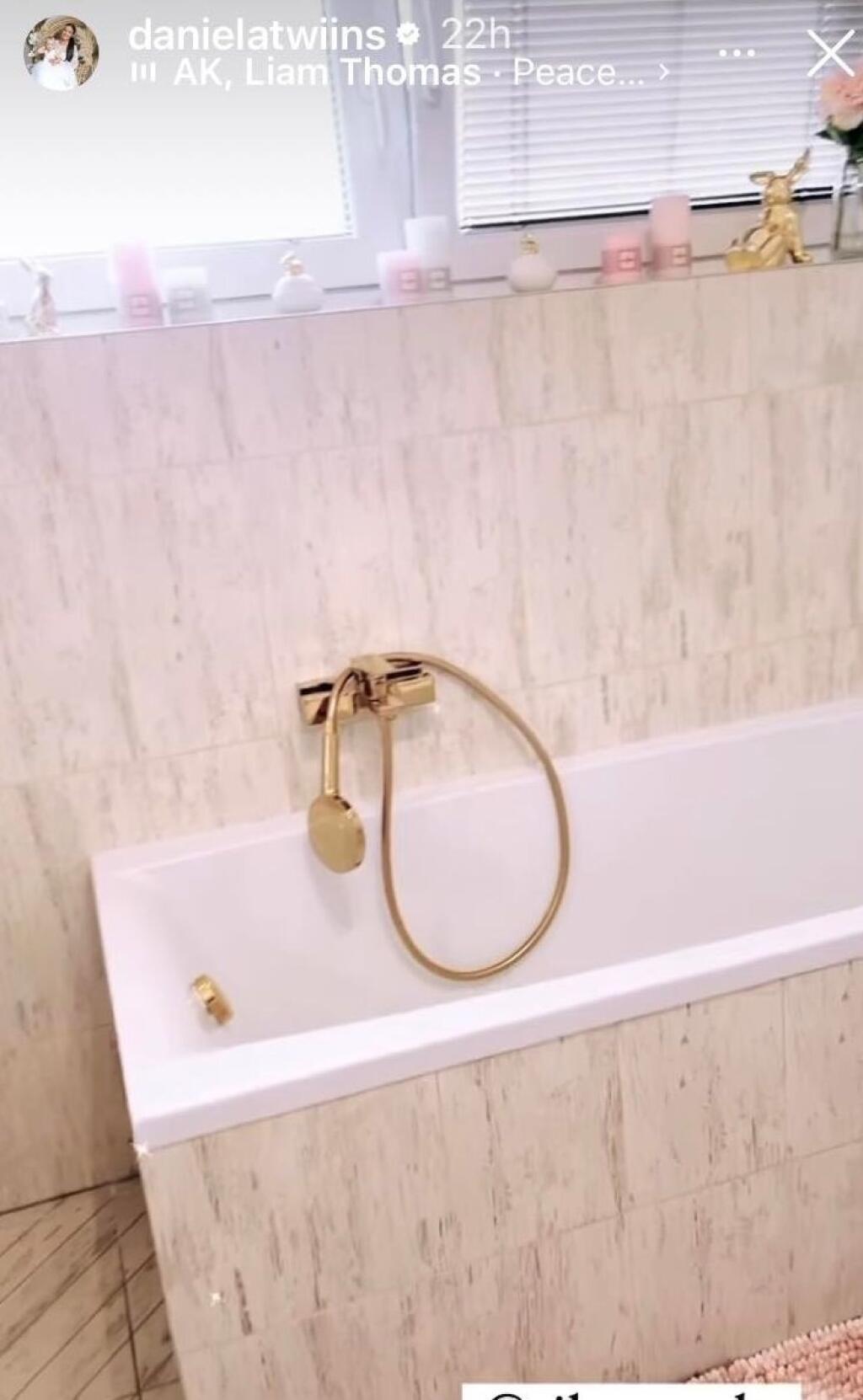 Twiinsky ukázali luxusnú kúpeľňu. Nechýbajú zlaté batérie, zlatá sprcha či zrkadlo so zlatým rámom.