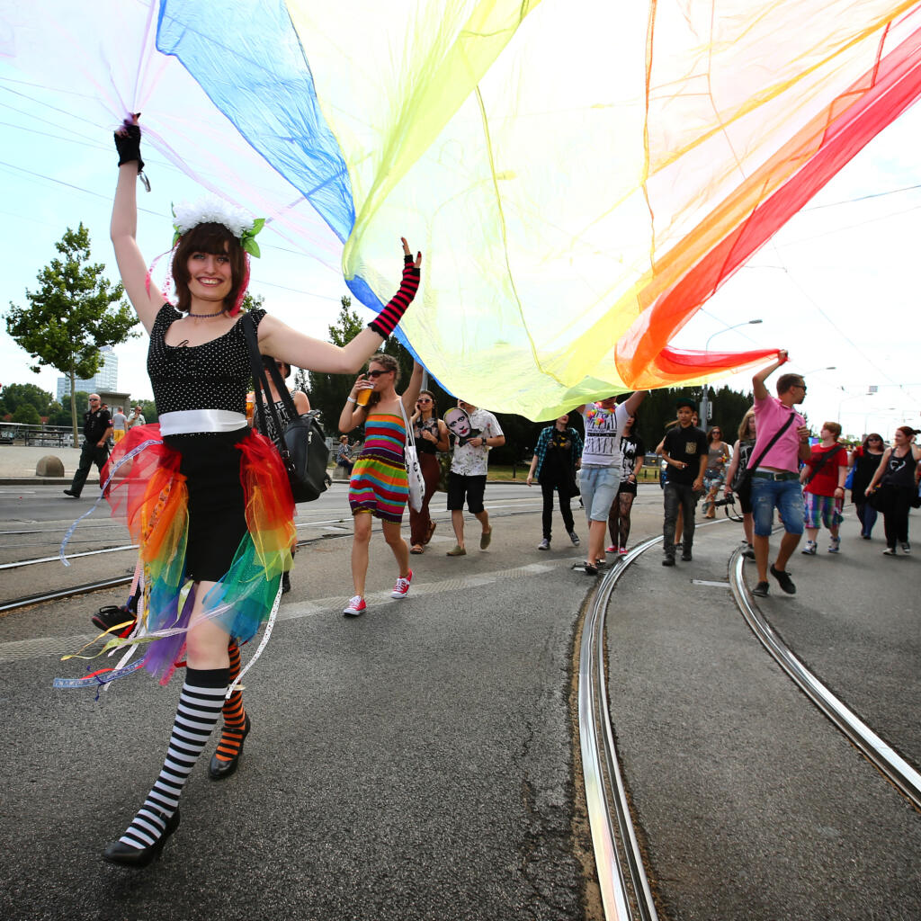 Regióny: Dúhový Pride - tradičný dúhový pochod v centre Bratislavy za práva homosexuálov.