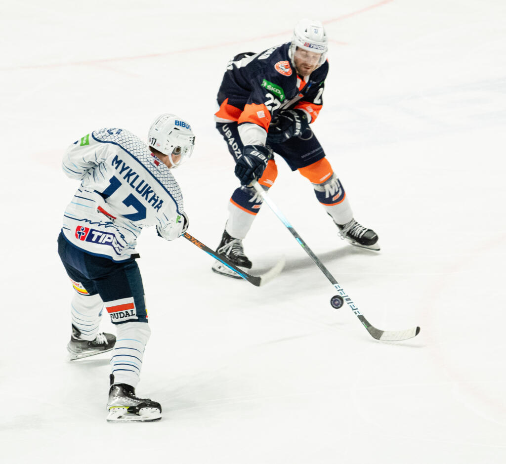 Na snímke zľava Oleksij Myklucha (Nitra) a Radovan Puliš (Michalovce) v zápase 5. kola hokejovej Tipos extraligy medzi HK Nitra - HK Dukla Ingema Michalovce 30. septembra 2022 v Nitre. FOTO TASR - Henrich Mišovič