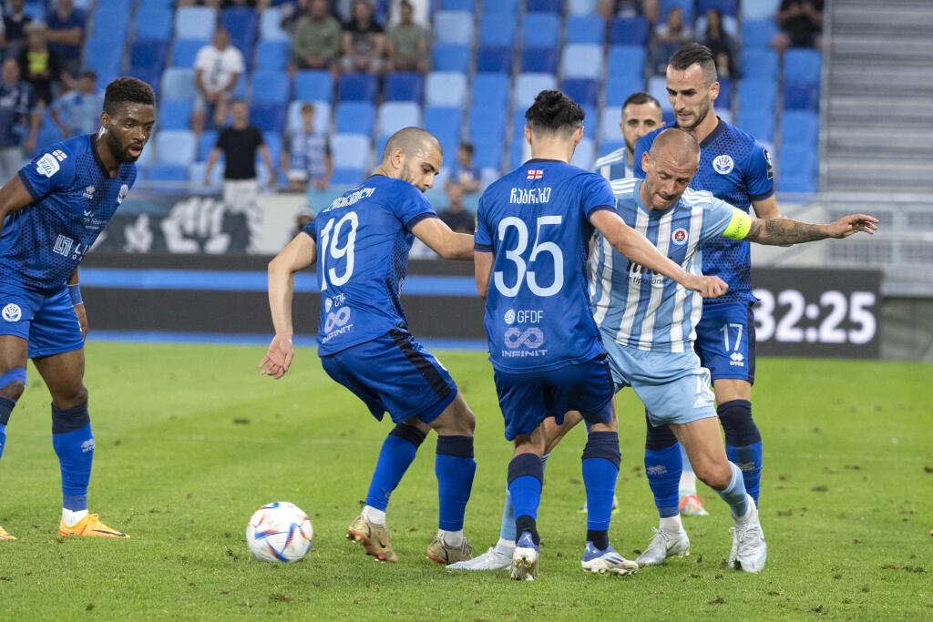 Na snímke sprava Vladimír Weiss (Slovan), Grigol Čabradze a Sandro Altunašvili (obaja Batumi) v prvom stretnutí 1. predkola Ligy majstrov ŠK Slovan Bratislava - Dinamo Batumi 6. júla 2022 v Bratislave. FOTO TASR - Pavel Neubauer