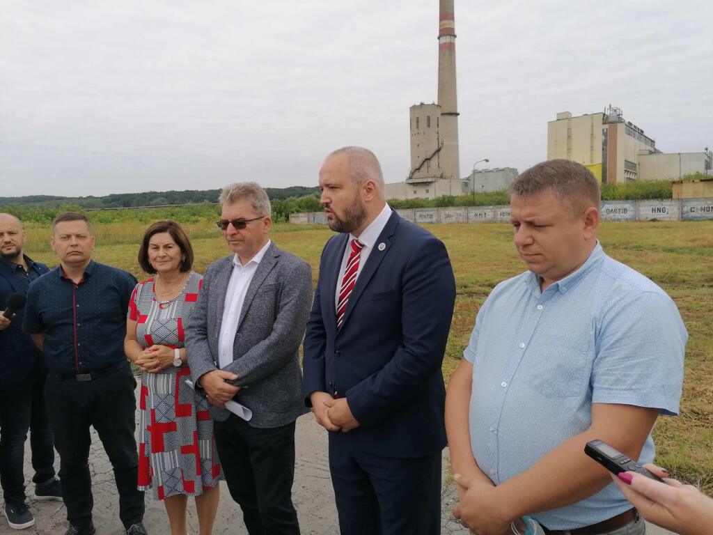 Na snímke sprava starosta obce Nižný Hrušov Ján Fenčák, poslanec NR SR Miloš Svrček (Sme rodina), predseda Výboru NR SR pre pôdohospodárstvo a životné prostredie Jaroslav Karahuta (Sme rodina), starostka obce Nižný Hrabovec Marcela Pčolinská a poslanec Zastupiteľstva Prešovského samosprávneho kraja (PSK) Peter Kocák počas brífingu k nečinnosti ministerstiev pri riešení envirozáťaže PCB látok v meste Strážske, okres Michalovce v piatok 20. augusta 2021. FOTO TASR - Jana Ďurašková