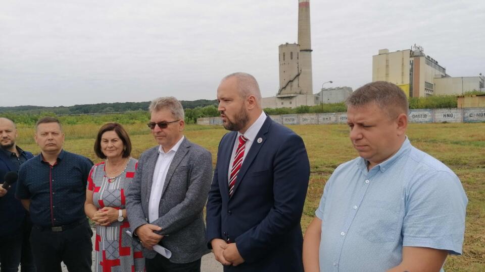 Na snímke sprava starosta obce Nižný Hrušov Ján Fenčák, poslanec NR SR Miloš Svrček (Sme rodina), predseda Výboru NR SR pre pôdohospodárstvo a životné prostredie Jaroslav Karahuta (Sme rodina), starostka obce Nižný Hrabovec Marcela Pčolinská a poslanec Zastupiteľstva Prešovského samosprávneho kraja (PSK) Peter Kocák počas brífingu k nečinnosti ministerstiev pri riešení envirozáťaže PCB látok v meste Strážske, okres Michalovce v piatok 20. augusta 2021. FOTO TASR - Jana Ďurašková