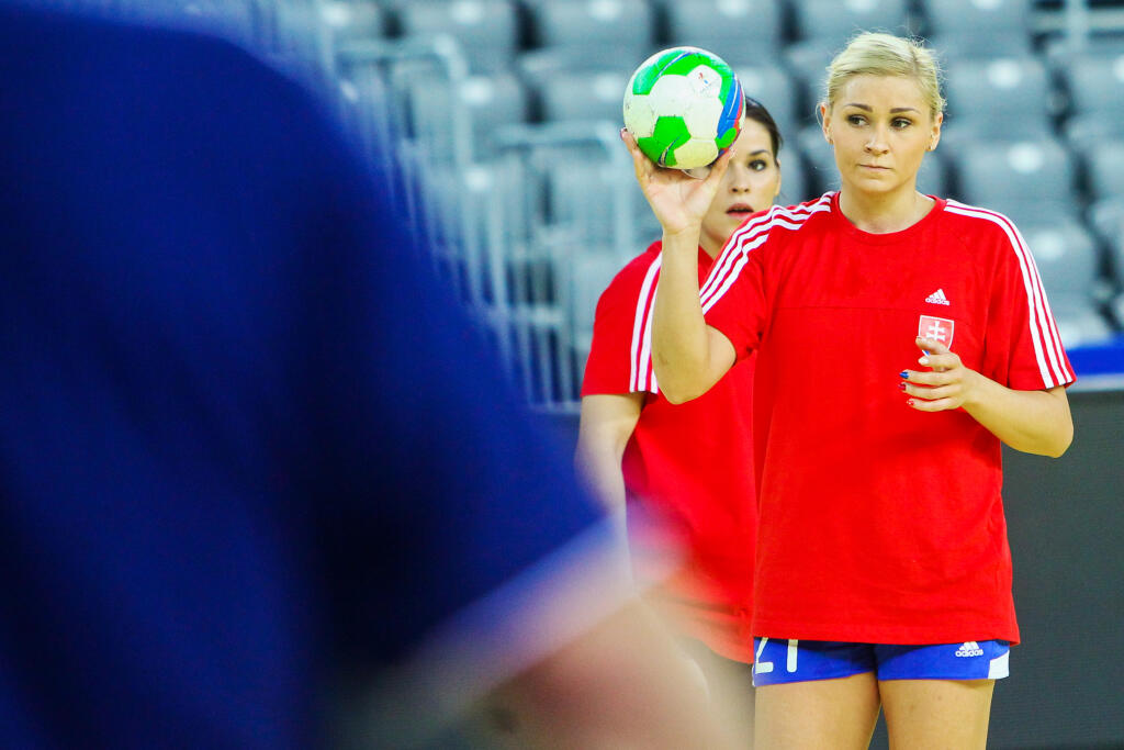 Na archívnej snímke Simona Szarková počas prvého tréningu slovenskej reprezentácie v dejisku základnej D-skupiny ME v hádzanej.