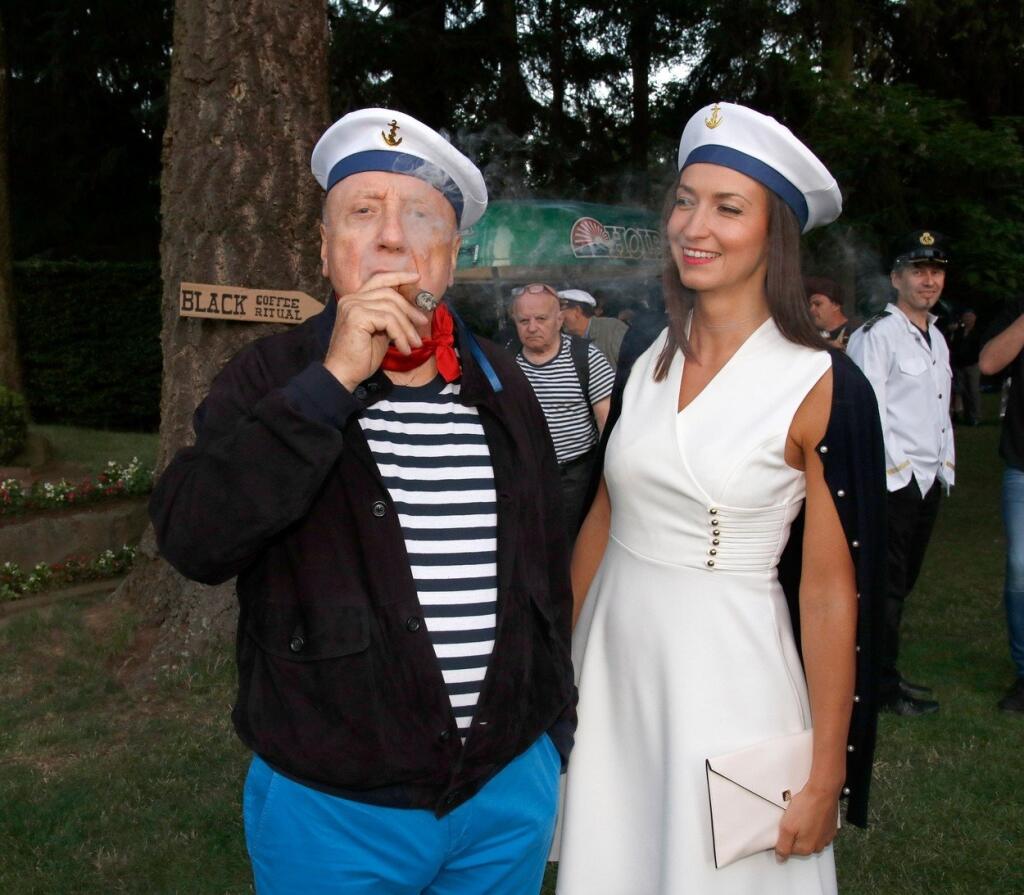 Felix a Lucia vyrazili na záhradnú párty.
