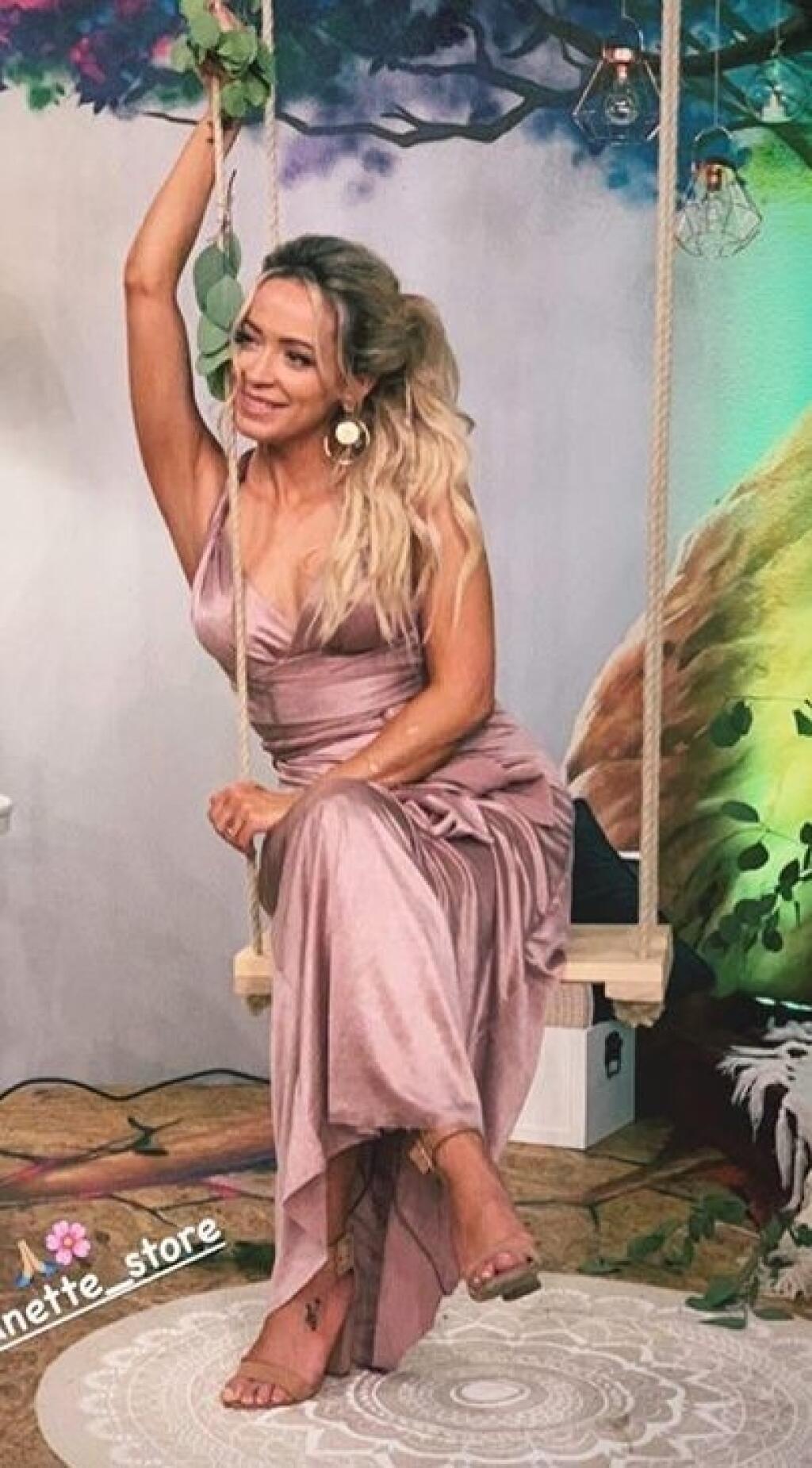 Na hojdačke kúsok od svadobného stola sa vyfotila aj Dominika Mirgová.