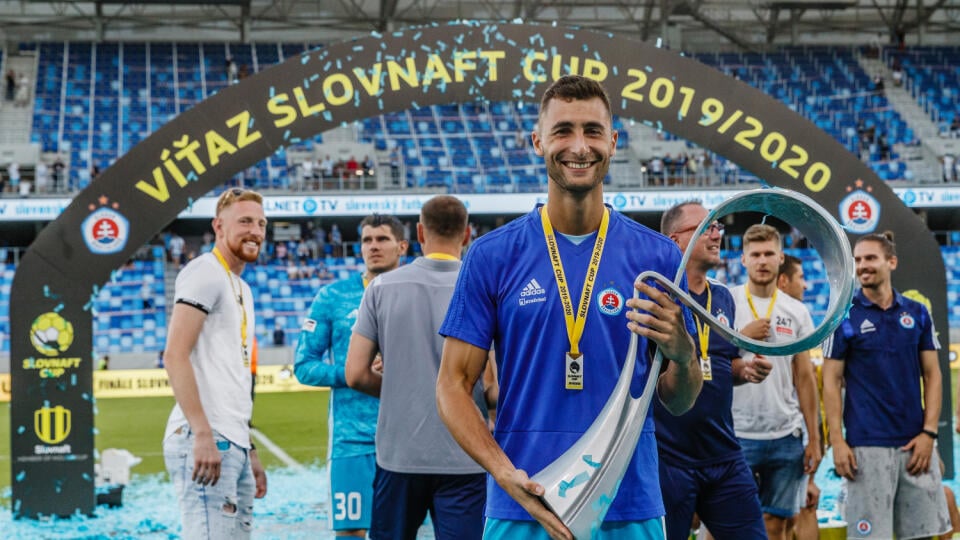 Na snímke Dominik Greif s trofejou pre víťaza po skončení finálového zápasu Slovnaft Cupu 2019/20 medzi ŠK Slovan Bratislava a MFK Ružomberok.