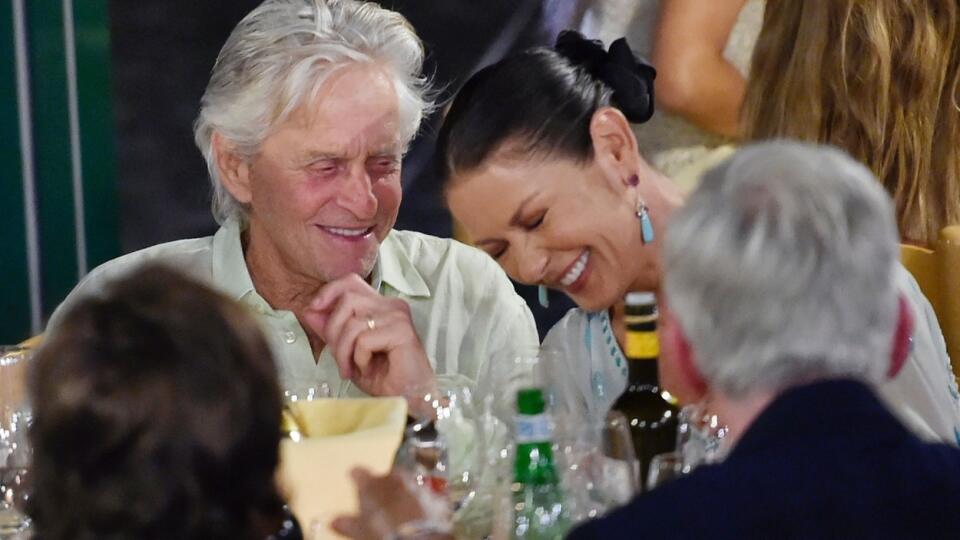 Záber presne spred roka. Michael Douglas a Catherine Zeta Jones si v Portofine vyrazili na večeru. Tohto roku sa sem Američania neodvážia.