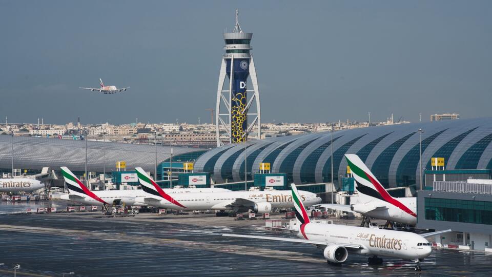 PK 4 archív Dubaj - Na archívnej snímke z 11. decembra 2019 lietadlá spoločnosti Emirates čakajú na Medzinárodnom letisku v Dubaji. Hlavné dubajské letisko v utorok 22. februára 2022 informovalo, že si udržalo pozíciu najvyťaženejšieho letiska pre medzinárodnú dopravu s približne 29 miliónmi prepravených cestujúcich. Letisko tvorí kritický spoj medzi východom a západom. FOTO TASR/AP
FILE - An Emirates jetliner comes in for landing at the Dubai International Airport in Dubai, United Arab Emirat