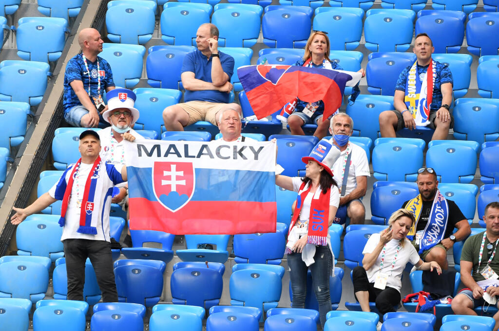 Na snímke slovenskí fanúšikovia pred zápasom E-skupiny na majstrovstvách Európy vo futbale Švédsko - Slovensko 18. júna 2021 v Petrohrade. FOTO TASR - Martin Baumann