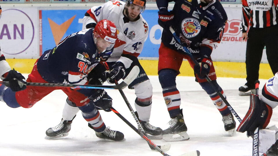 Na snímke zľava Marek Viedenský (Zvolen), Patrik Maier (Slovan) a Radovan Bondra (Zvolen) počas 45. kola Tipos extraligy HKM Zvolen – HC Slovan Bratislava vo Zvolene 5. marca 2021. FOTO TASR - Ján Krošlák
