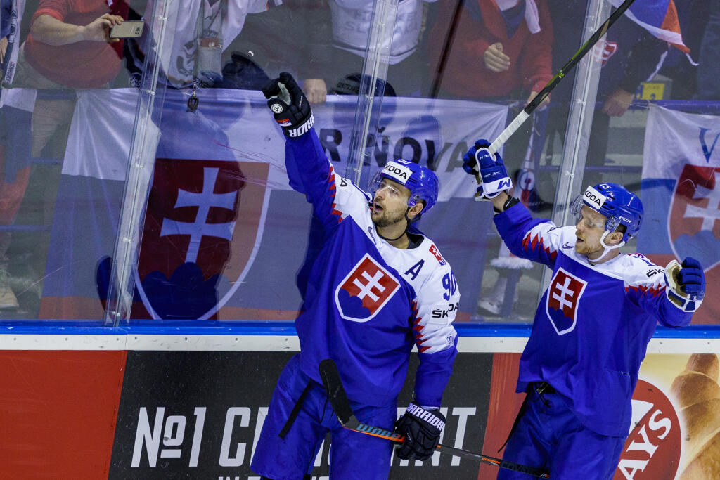 Na snímke Tomáš Tatar a Michal Krištof počas zápasu A skupiny hokejových Majstrovstiev sveta IIHF 2019 medzi reprezentáciami Slovenska a Kanady.