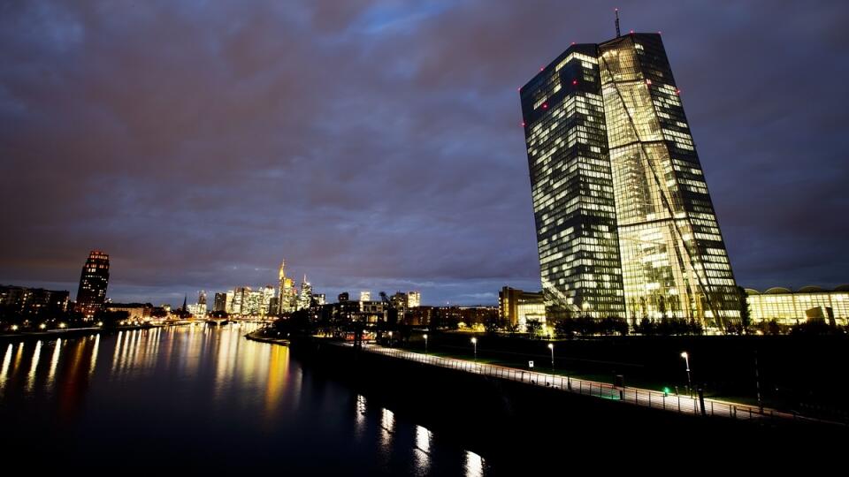 WA 27 Frankfurt - Na snímke je Európska centrálna banka (ECB) v nemeckom meste Franfurkt nad Mohanom 2. novembra 2018. Európske finančné inštitúty sú vo všeobecnosti lepšie pripravené na potenciálnu hospodársku a finančnú krízu ako pred niekoľkými rokmi. Všetky veľké európske banky prešli záťažovými testami. FOTO TASR/AP
The European Central Bank by the river Main in Frankfurt, Germany, Friday, Nov. 2, 2018. (AP Photo/Michael Probst)