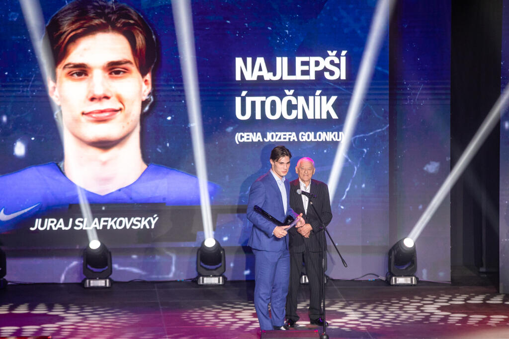 Slafkovskému pri preberaní jednej z cien rukou potriasol aj legendárny útočník Jozef Golonka.
