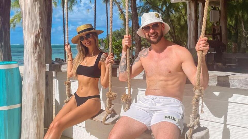 Tomáš Tatar po vydarenom šampionáte a náročnej sezóne zamieril na dovolenku. Na Mauríciu mu robí spoločnosť aj jeho krásna polovička Veronika.