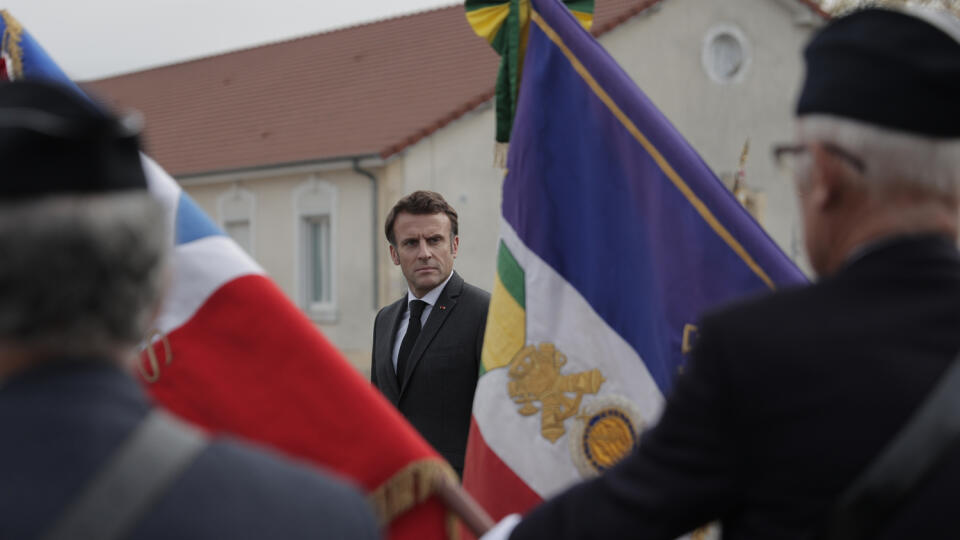 PK 12 Bourges - Na snímke v pozadí uprostred francúzsky prezident Emmanuel Macron sleduje armádnych veteránov počas návštevy vojenskej akadémie v Bourges, južne od Paríža, 27. októbra 2022. Macron navštívil vojenskú školu a továreň na zbrane. Francúzsko sa snaží zvýšiť produkciu zbraní, aby naplnilo zvýšený dopyt, ktorý je zapríčinený vojnou na Ukrajine. FOTO TASR/AP
French President Emmanuel Macron reviews veterans at a military school, Thursday, Oct. 27, 2022 in Bourges, south of Paris. Frenc
