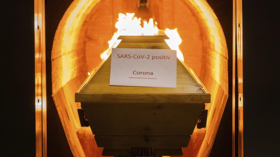 Na snímke truhla s pozostatkami obete covidu počas spaľovania v krematóriu v nemeckom Giesene.