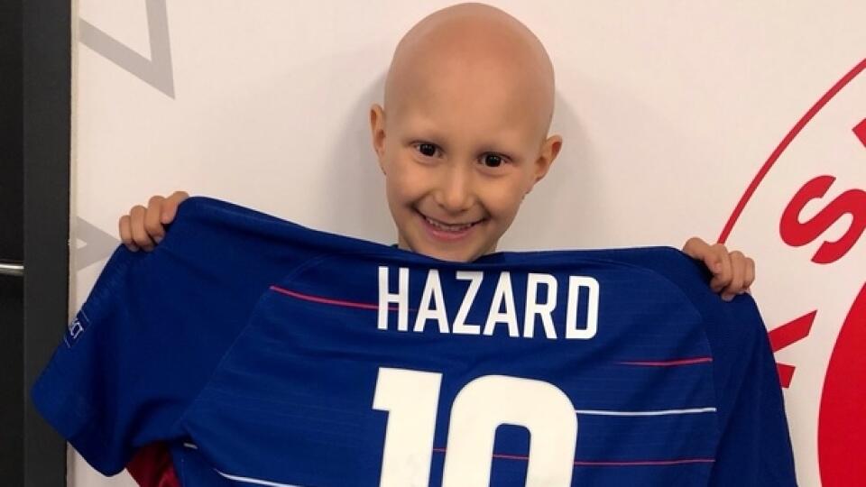 Mladá fanúšička Klárka miluje futbal.